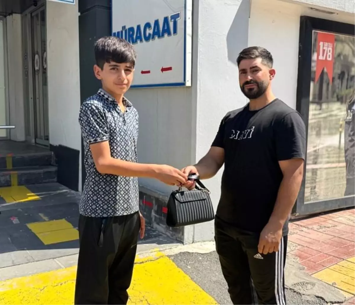 15-yasindaki-omer-coplerin-yaninda-buldugu-servet-kiymetindeki-altinlari-polise-teslim-etti-BleDgHjC.jpg