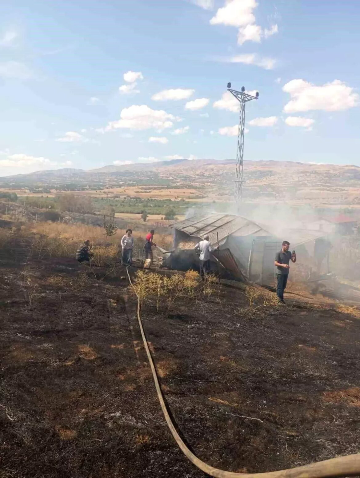 bingolun-genc-ilcesinde-cikan-ortu-yangini-denetim-altina-alindi-ndplbLLa.jpg